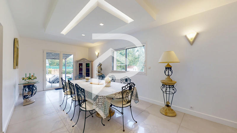 Maison - 270 m² - 8 pièces