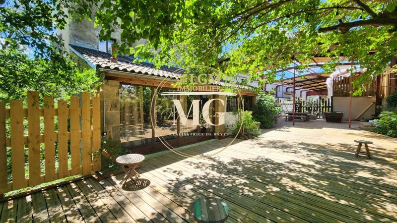 Maison - 1 046 m² - 29 pièces