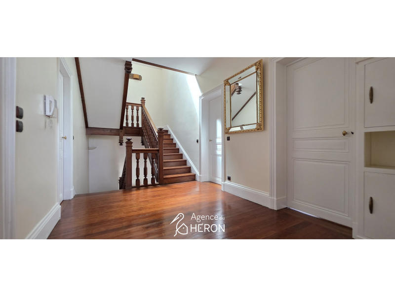 Maison - 240 m² - 9 pièces