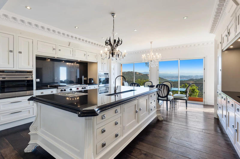 Villa - 596 m² - 13 pièces