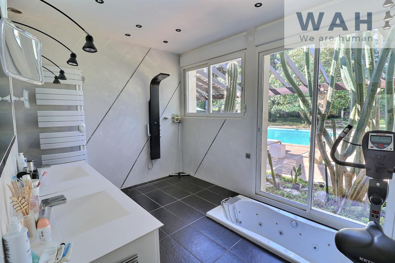 Villa - 283 m² - 8 pièces