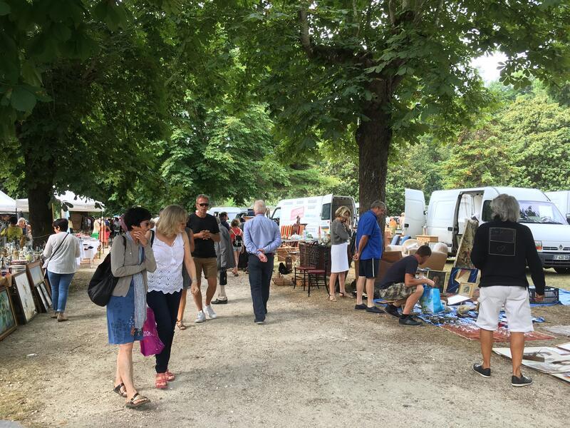 Belle brocante professionnelle du jardin des moines