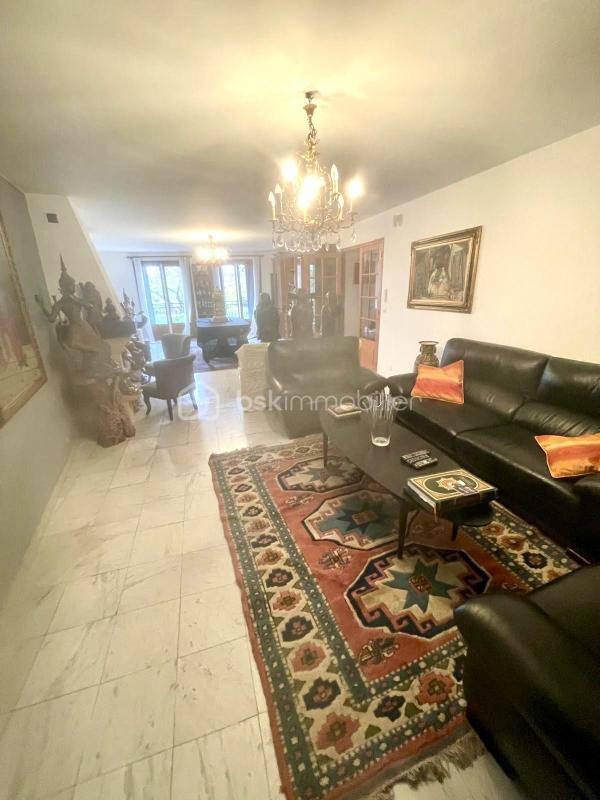 Pavillon - 245 m² - 13 pièces