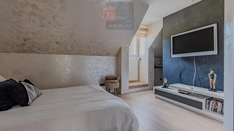 Maison - 250 m² - 8 pièces