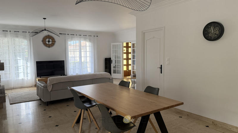 Maison traditionnelle - 220 m² - 7 pièces