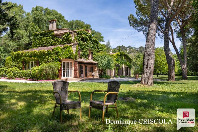 Maison - 300 m² - 12 pièces