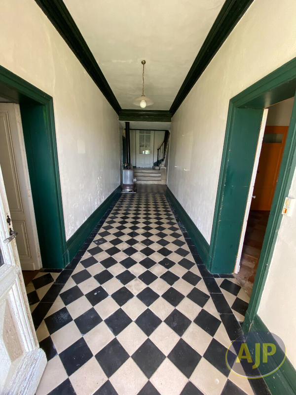 Maison - 420 m² - 8 pièces