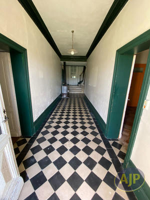 Maison - 420 m² - 8 pièces