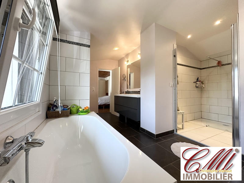 Maison - 220 m² - 9 pièces