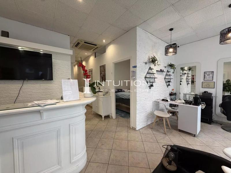 Local commercial - 82 m² - 8 pièces