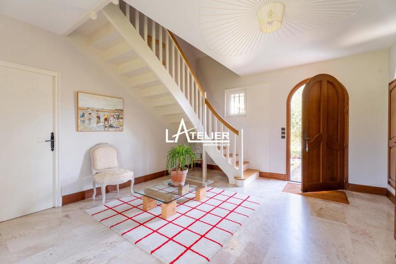 Propriété - 310 m² - 9 pièces