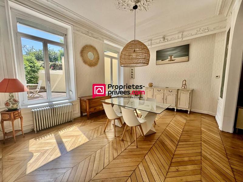 Maison - 246 m² - 9 pièces