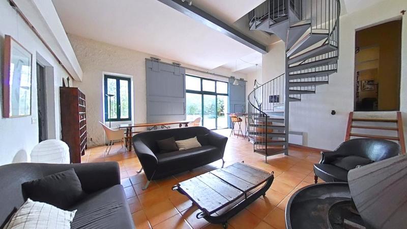 Maison - 402 m² - 16 pièces