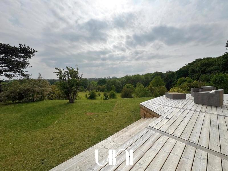 Maison - 260 m² - 6 pièces