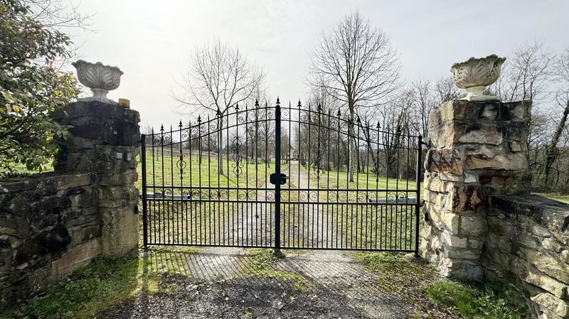 Propriété - 300 m² - 8 pièces