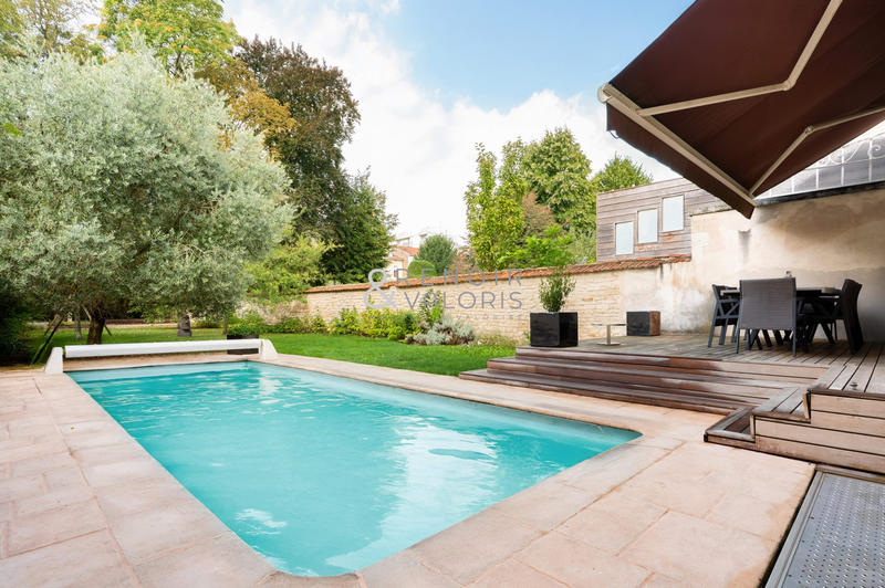 Maison - 302 m² - 10 pièces