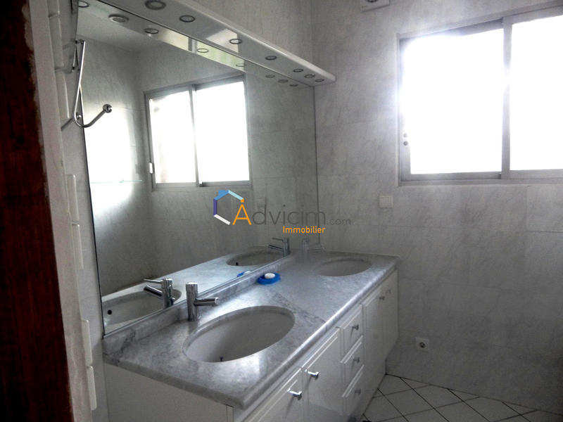 Maison - 250 m² - 8 pièces