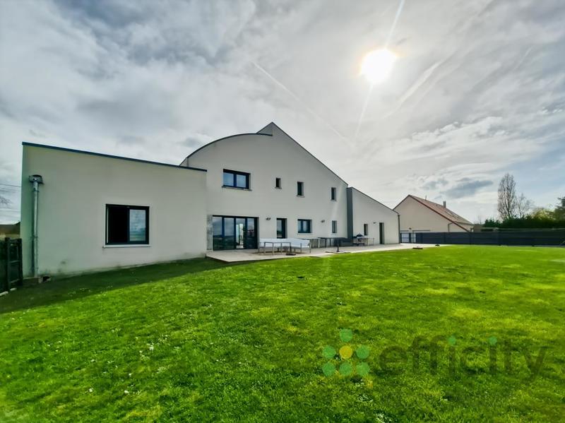 Pavillon - 270 m² - 8 pièces