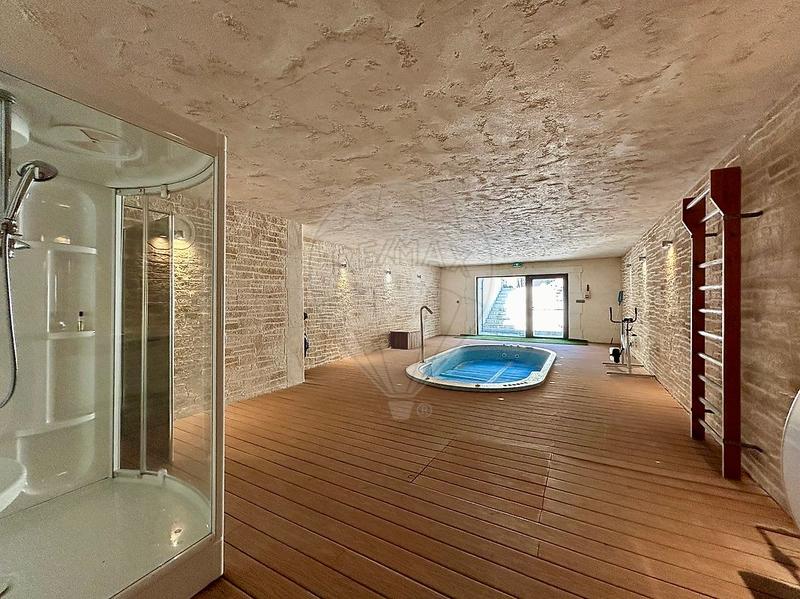 Hôtellerie / Restauration - 1 300 m² - 17 pièces