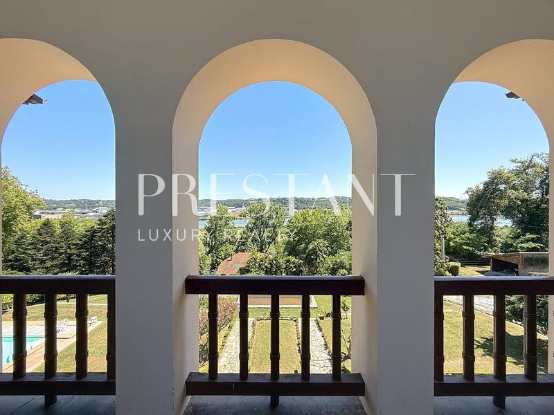 Maison - 470 m² - 15 pièces