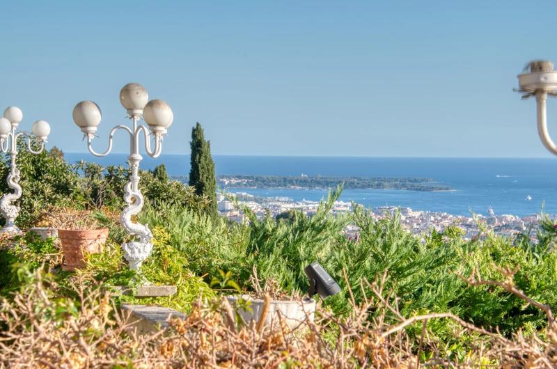 Villa - 313 m² - 9 pièces