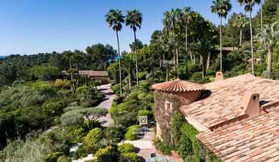 Maison - 372 m² - 10 pièces