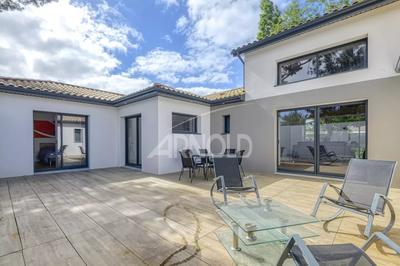 Maison - 208 m² - 8 pièces