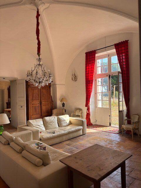 Maison - 1 200 m² - 25 pièces