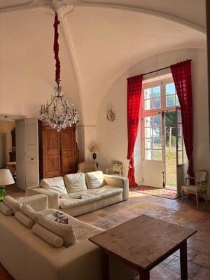 Maison - 1 200 m² - 25 pièces