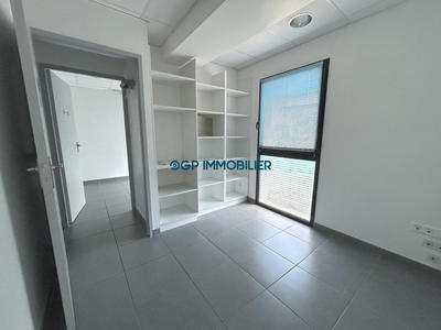 Local commercial - 207 m² - 15 pièces