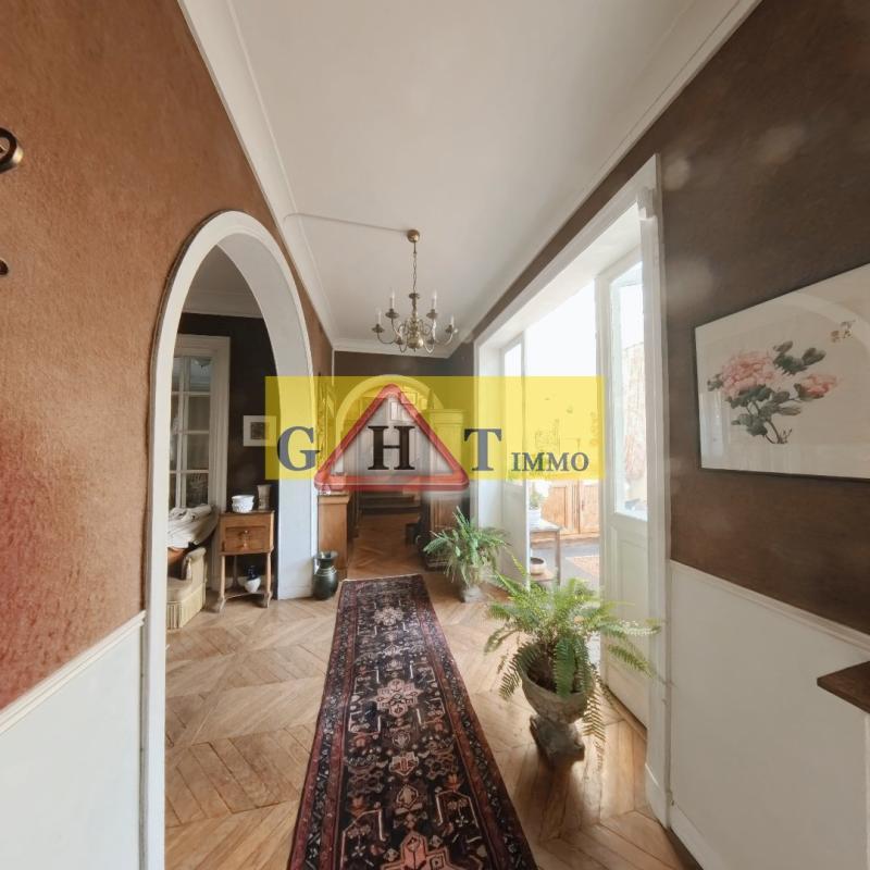 Maison - 220 m² - 8 pièces