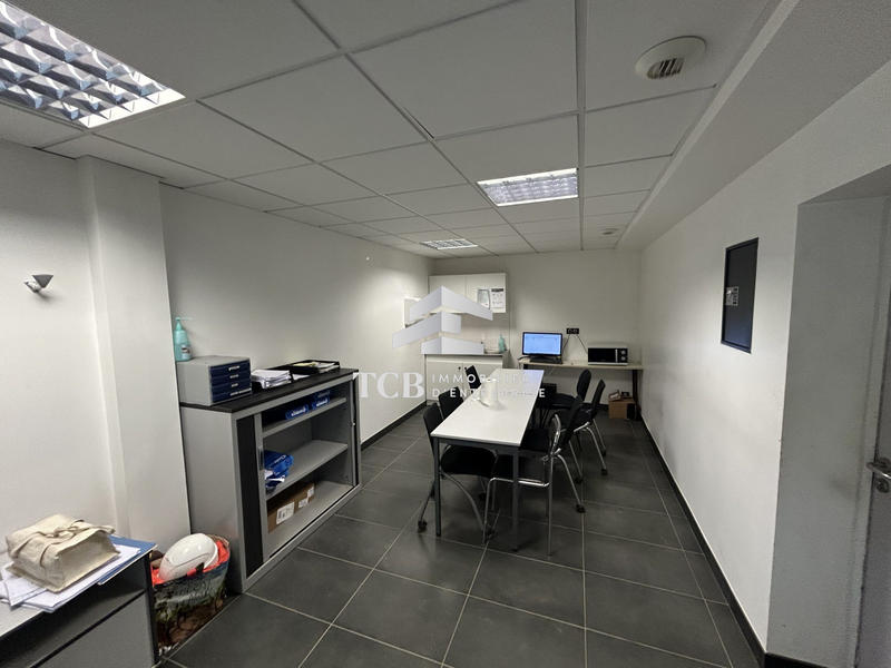 Local d'activités - 607 m²