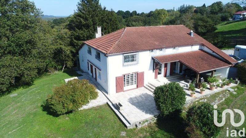 Maison - 221 m² - 8 pièces