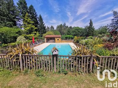 Maison - 210 m² - 8 pièces