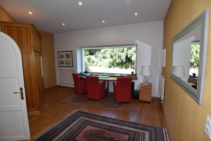 Maison - 241 m² - 9 pièces