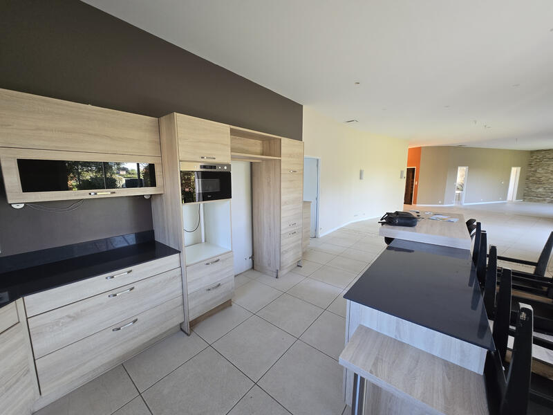 Maison - 240 m² - 7 pièces