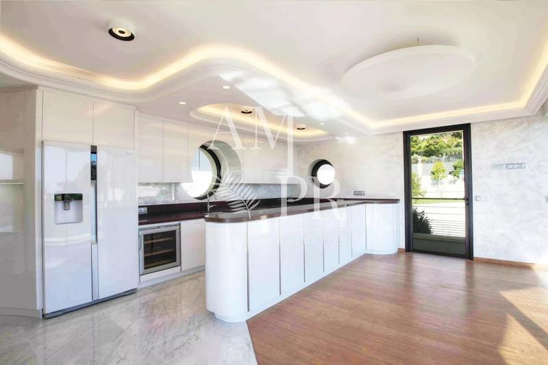 Villa - 300 m² - 8 pièces