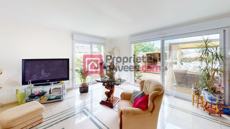 Maison - 230 m² - 8 pièces