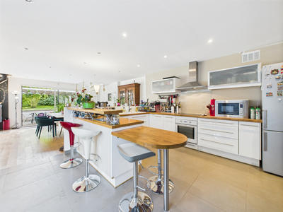 Maison - 203 m² - 8 pièces