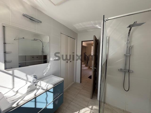 Maison - 221 m² - 7 pièces