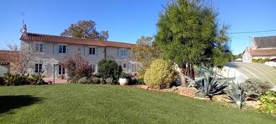 Maison - 210 m² - 7 pièces