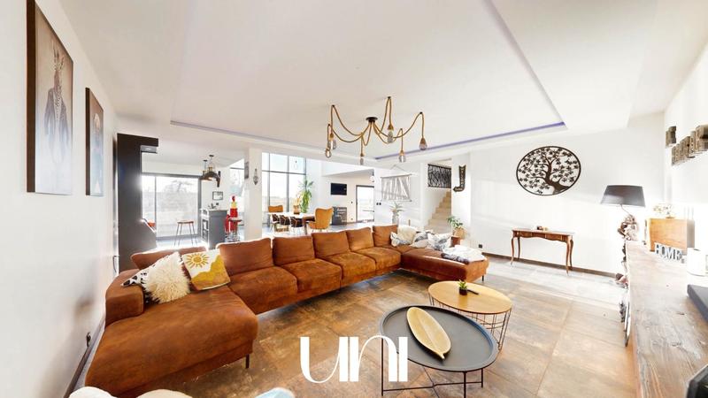 Maison - 317 m² - 9 pièces