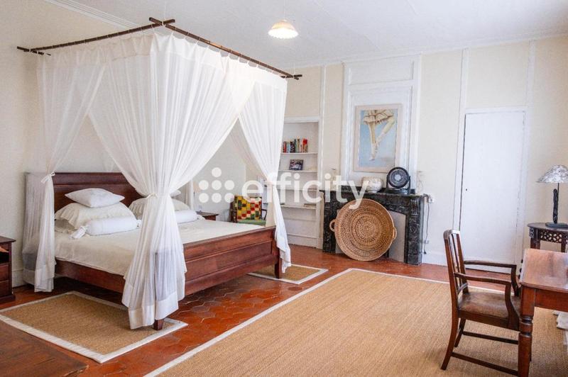 Maison - 277 m² - 12 pièces