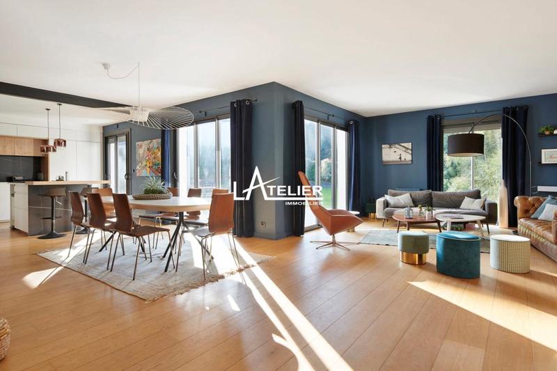 Maison - 210 m² - 10 pièces