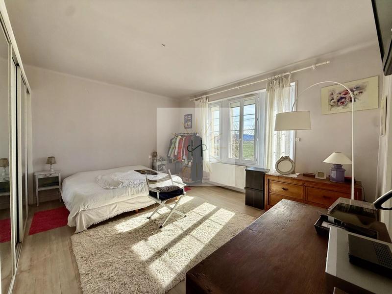 Maison - 256 m² - 11 pièces