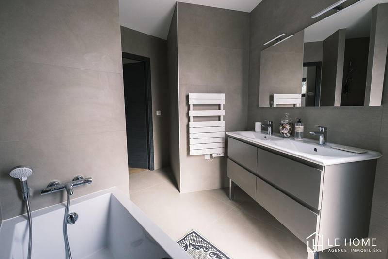 Maison - 240 m² - 6 pièces