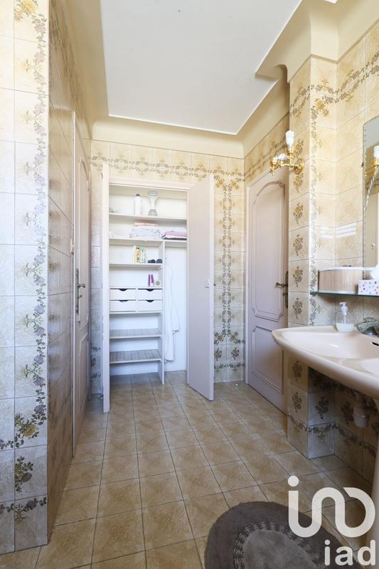 Maison - 234 m² - 8 pièces