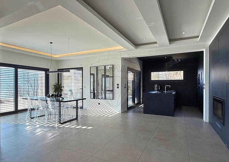 Villa - 232 m² - 6 pièces