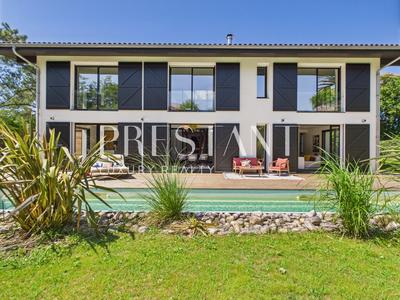 Maison - 310 m² - 11 pièces