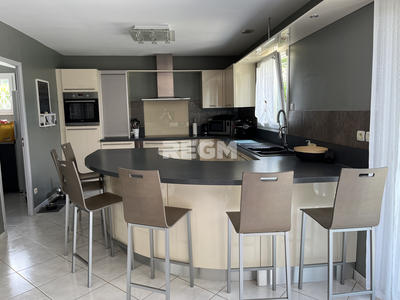 Maison - 215 m² - 8 pièces